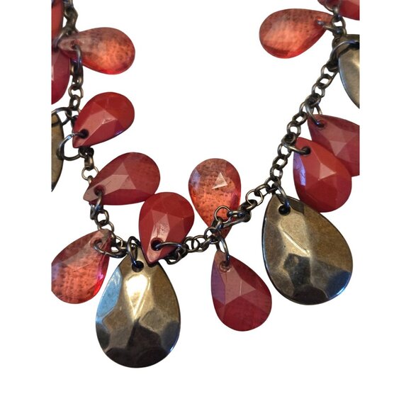 Statement Necklace With Red Faceted And Hammered Gold-Tone Teardrop Pendants On - Picture 2 of 2